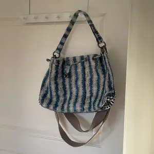 Säljer denna väska i blåvit ormskinnsimitering! Jätterymlig och bra kvalite, kommer bara inte till användning längre!!😊😊
