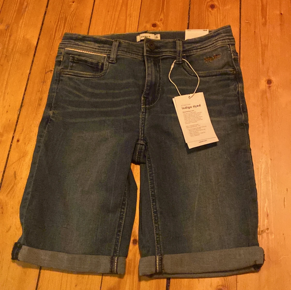 Blåa jeans shorts. Anledningen till varför jag säljer dom är för att dom är för små. 😁