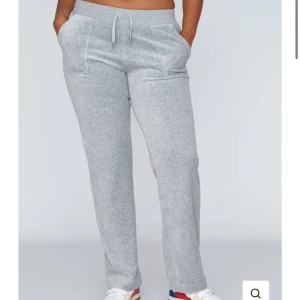 Juciy byxor 🥰 - Säljer mina Juicy Couture byxor, som inte kommer till användning längre. Dem är i helt ny skick, användt runt 2-3 gånger. Skriv till mig för fler bilder💕🙏🏻