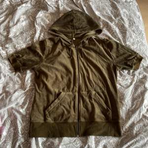 Cool kortärmad zip-up hoodie står storlek L men uppskattar storlek s eller liten m