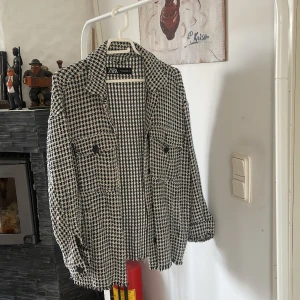 Rutig jacka - Superfin ”rutig” jacka från Zara, blå, vit och svart. Storlek xs. Fransig i botten och i ärmarna