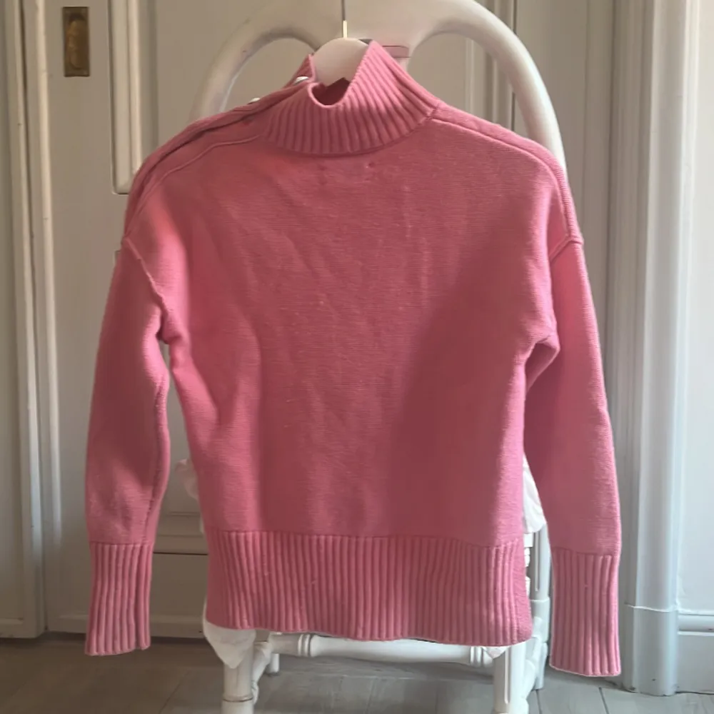 Jag säljer min rosa Zadig voltar tröja som är i storlek 12-xs. Den har inga stora skador förutom lite tråd som är borta på R. Du hittar bild på det i sista bilden.. Tröjor & Koftor.