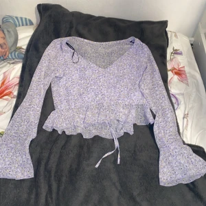 Lila, sommar blus - Säljer min jätte söta somriga blus då jag inte andvänt den mer än 2 gånger, köpte den på hm för 350. Köparen står för frakten❤️ den är i storlek Xs, men passar även någon i xxs 