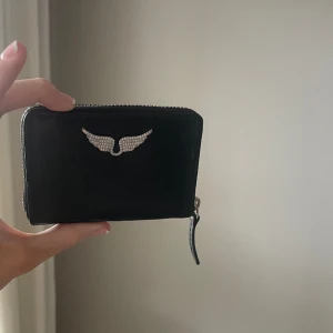 Zadig plånbok/korthållare - Plånbok/korthållare med dragkedja kommer ej till använding. Den är fake