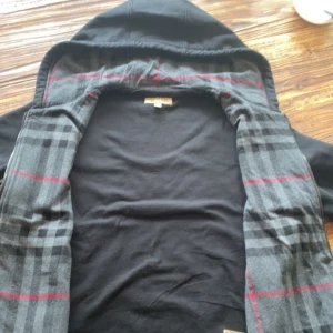 Burbbery kofta :) - Storlek M passar bra till allt från 170-182, nu skick haft i 2 månader anvvånt fåtal gånger passar alla möjliga outfits,varm o bekväm och tjock är den perfekt till detta väder :)