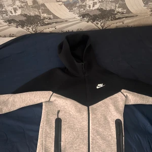 Svart grå tech fleece - Köpt för ungefär 3 månader sen inte ofta anvönd 10/10 condition