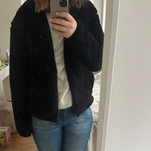 Vinter jacka - Jätte fin,skön och fluffig vinter jacka i storlek M💗