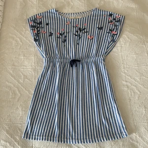 Barnkläder - Sommarklänning  Begagnad i fint skick  Djur och rökfritt hem 