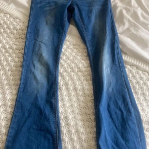 Bootcut jeans  - Bootcut jeans. Använda 0 ggr i jättebra skick! Lite för små för mig i midjan därför säljer jag dem. 