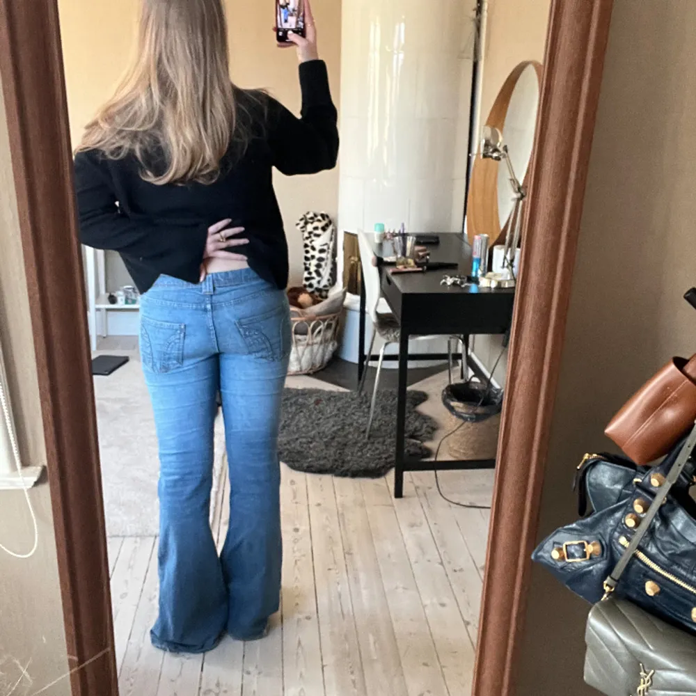 Supersnygga håliga jeans med låg midja och utsvängda ben💛. Jeans & Byxor.