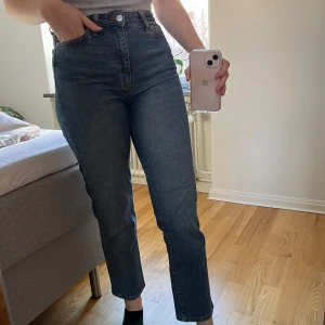 Jeans - Ankeljeans i mom fit modell 