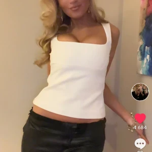 Topp - Säljer denna så snygga toppen från zara. I st S💕 säljer då jag köpt 2 likadana