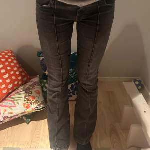 Säljer mina super fina bershka jeans som är jätte populära då dem inte kommer till användning, jag är 170 och dem sitter perfekt o längd på mig!