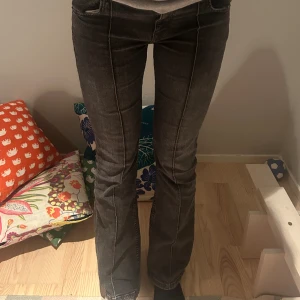 Bershka jeans - Säljer mina super fina bershka jeans som är jätte populära då dem inte kommer till användning, jag är 170 och dem sitter perfekt o längd på mig!