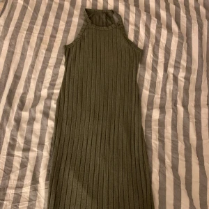 Klänning - Säljer nu denna fina klänning som passar perfekt för sommaren, den är i storlek L men passar även dom i M. OBS! Frakten står inte jag för 