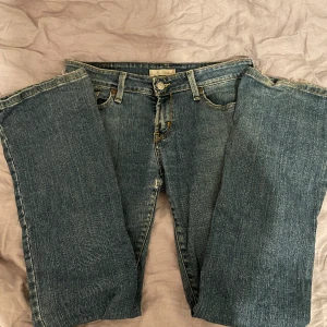 Lågmidjade Levisjeans - Fina lågmidjade bootcut levisjeans💞Lite slitage nere vid byxbenet och lite mellan benen. Det står storlek M men skulle säga att de även passar S