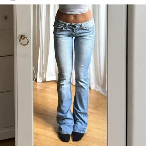 Lågmidjade Jeans - Perfekta ljusblå bootcut jeans från only😻Midjemåttet är 38 rakt över och innerbenslängden 79! Så skulle säga att dom passar 34/36❤️