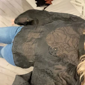 Blus - Säljer denna blusen då den inte kommer till användning längre, använd ett fåtal gånger😊