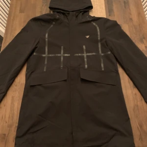 Emporio Armani jacka - Perfekt skick  Ny pris 2500 Står storlek L men passar mig som har S/M (är 178cm)