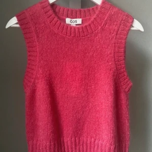 Stickad väst i ull från COS - Ny med prislappen kvar. Nästan halva butikspriset, säljer för att det inte var riktigt min färg. Otroligt fin och mjuk 🌼