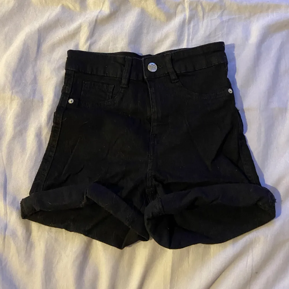 Svarta jeansshorts från Gina Tricot. Priset kan alltid diskuteras💗. Shorts.