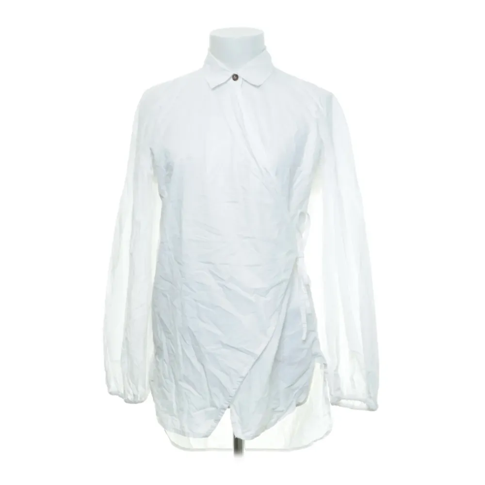 Ganni white cross over shirt size 36 . Blusar.