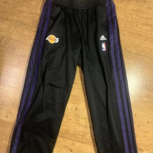 Adidas lakers  - Adidas lakers byxor  Väldigt sköna