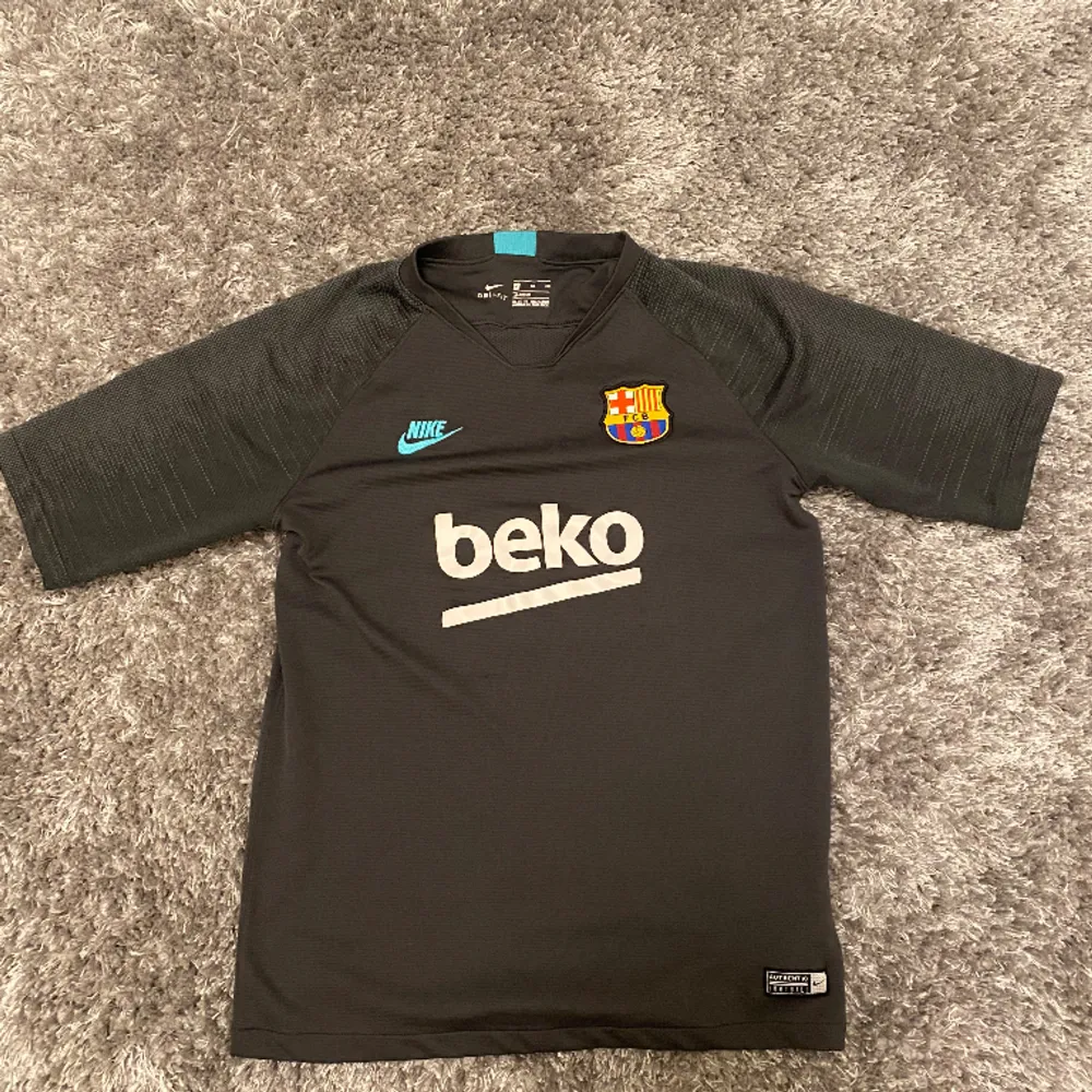 Barcelona fotbolls t-shirt, köpt på XXL för länge sedan. Gammal model och ganska sällsynt. T-shirten är för dig som är från 158-170 cm lång.. T-shirts.