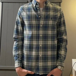 Rutig Ralph Lauren skjorta - Rutig Polo Ralph Lauren skjorta - skick 10/10 - Storleken är 14-16 år och passar ungefär XS. Frågor? Skriv!