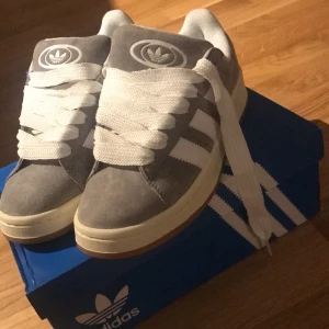Adidas campus 00s - Helt nya gråa adidas campus som endast är testade. Säljer för att de var för små är mig. Hör av er vid frågor🥰