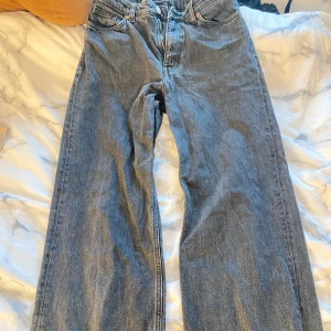 Monki jeans svarta - Svarta jeans från monki dom är slitna men sitter jätte fint på otroligt vackra 