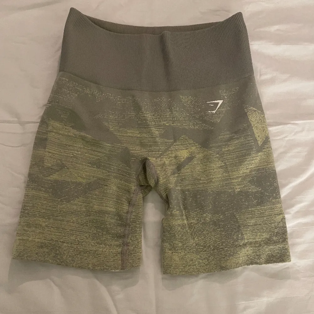 Superfina gymshark shorts, använda ca 3 ggr. Shorts.