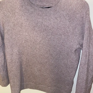 Stickad tröja  - Grå/beige tröja från veromoda, fint skick men nopprig