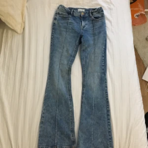 Bootcut jeans - Säljer mina low waist bootcut jeans som tyvärr inte kommer till användning, nästan nya. Läs bion🫶💕💕