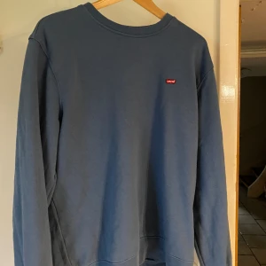 Blå levi’s sweatshirt M - Storlek:M Skick 9,5/10 knappt använd. Köpt för 800kr på NK