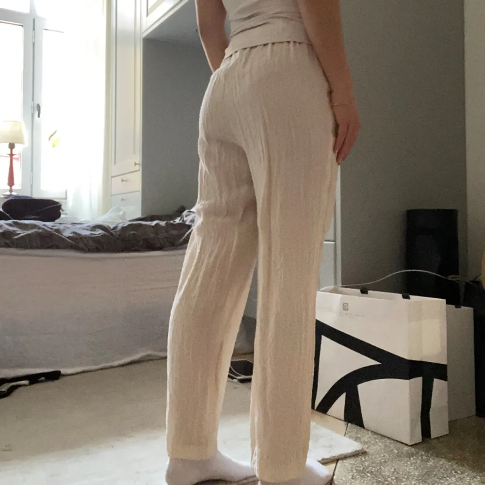 Ett par beige linnebyxor från H&M  i storlek XS. Har använd en gång. De är högmidjade. Köparen står för frakten, inga returer 🥰. Jeans & Byxor.