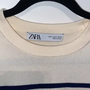 Storlek S, använd minst 1 gången men inga defekter🤍 Zara tröja som inte sälj längre!