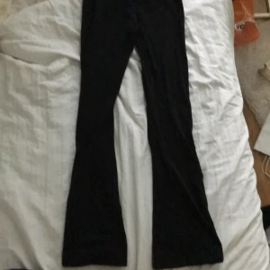 Low waist flare leggings - Säljer dessa low waist yoga pants för att jag har 2. Aldrig använt, helt nya. Läs bion före du köper!💕🫶