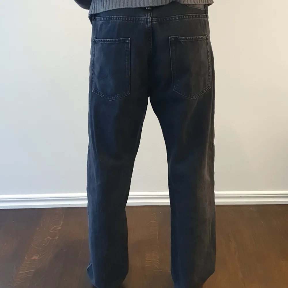 Shyssta jack and jones jeans i färgen svart storleken är 30/32. Väldigt fint skick eftersom att jag har använt dom ungefär 3 gånger. Skulle säga att dom är lite baggy. Hör av dig vid funderingar eller fler bilder. Priser är diskuterbart också. Jeans & Byxor.