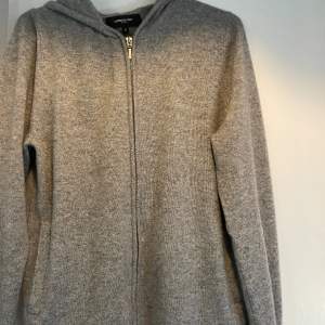 Kashmir zip hoodie från Lawrence Grey. Storlek S. Ny skick.