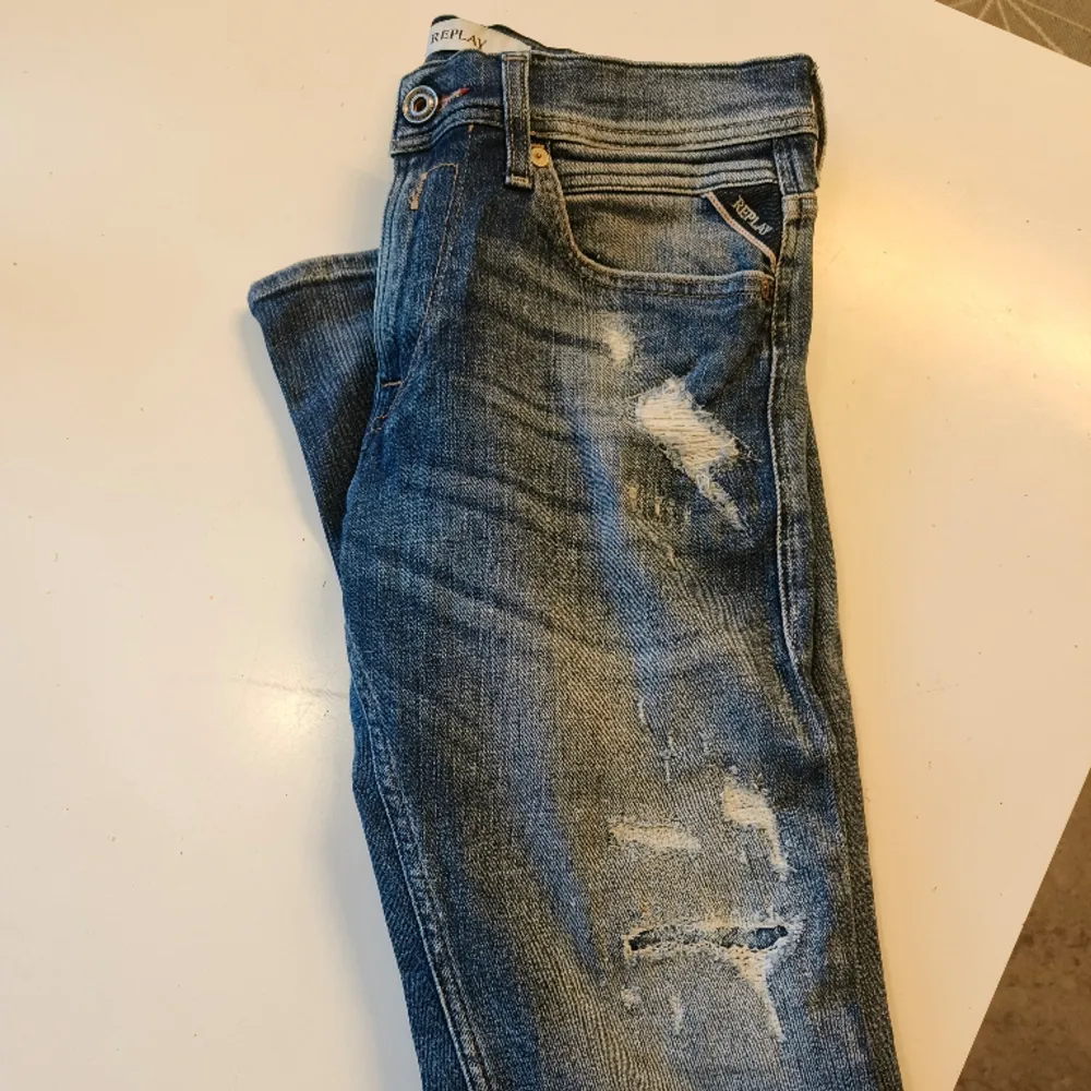 Replay jeans, Jondrill, storlek 30/32 (storlekslappen är dock borta). Sonen köpte de själv secondhand, var för små för sonen som är 178 cm och är normalbygd. Skriv gärna vid frågor eller om ni vill ha fler bilder ☺️  Skickas eller möts upp i Umeå ☺️ . Jeans & Byxor.