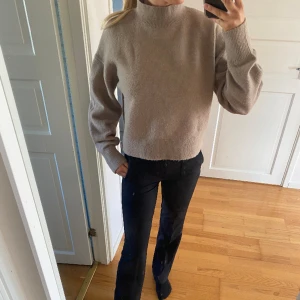 & other stories stickad tröja  - Säljer min stickade snygga tröja från other stories! Har använt max 5 gånger så är nästan ny, jag köpte den i höstas. Ny pris är runt 600. 