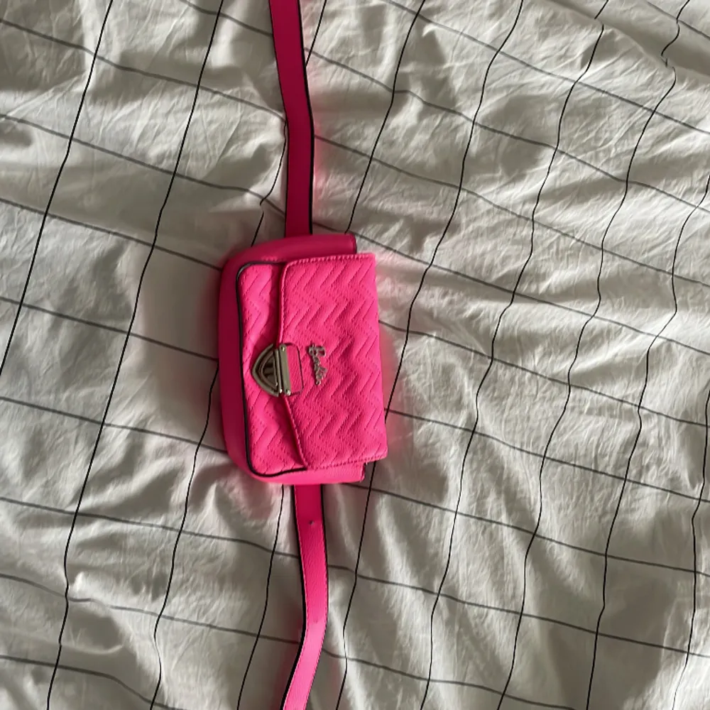 Det är en rosa Barbie väska som du kan ha runt din mage✨ Har aldrig använt . Väskor.