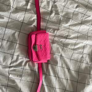 Det är en rosa Barbie väska som du kan ha runt din mage✨ Har aldrig använt 