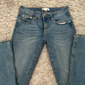 Säljer nu ett till par lågmidjade Gina Young jeans i strl 140. De är har inga tecken på användning och passar även för personer som är lite längre än 140 cm😊