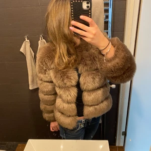 Pälsjacka  - Säljer en pälsjacka från americandreams då jag tycker att den inte passar bra på mig. I jackan så är den sönder men är inte något som syns utanpå kom privat för bild!