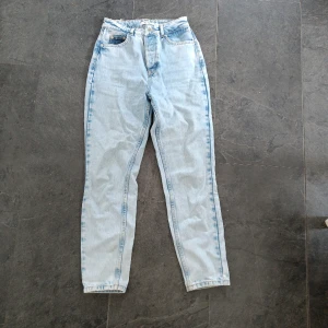 NA-KD jeans med knappgylf - Storl 32 Lite anv  