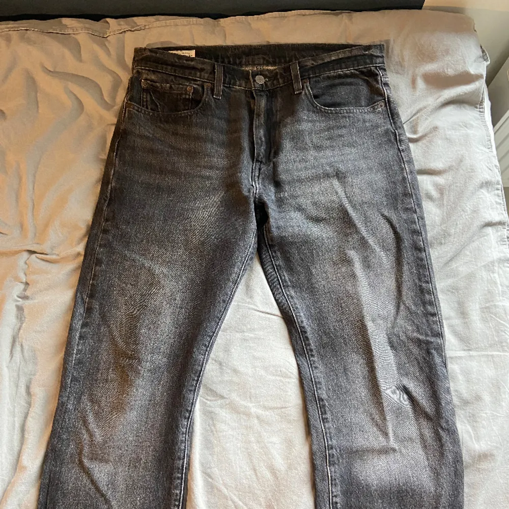 Ett par svart grå Levis 502 jeans i storleken 33/32. Jeansen är en någorlunda ”loose” modell. Tveka inte att höra ev er vid minsta fundering! 500 kr. Jeans & Byxor.