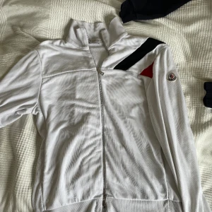 Moncler zip up kofta - Riktigt fet Moncler kofta. Skick 8/10. Passar storlek S (eller tajtare på M). Äkta såklart. Vid fler bilder bara skicka iväg ett DM. Först till kvarn. 