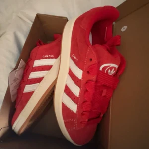 Adidas campus - Röda campus skor, storlek 38. Heeelt nya, endast använd 3 gånger och syns inte på dom att de är använda. Skriv för mer info!